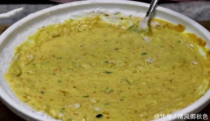 秋天|秋天,学会南瓜此做法,不炒不煮,简单一做,外酥里软,特好吃