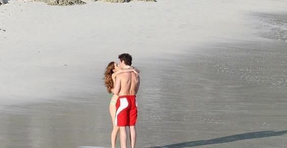  胸前|英国超模布鲁克发福？仍挡不住胸前＂波涛汹涌＂，这身材才是真女神