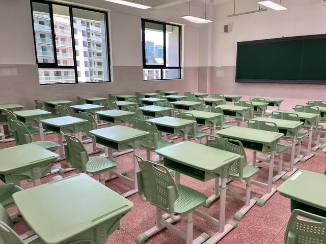 这个新建的学校楼顶有一片“农场”，学生们可以在里面“挖呀挖”