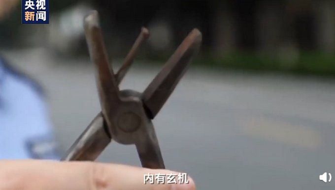 暗藏玄机|42克金手镯洗完只剩20克！警方揭秘偷金手法，钳子内暗藏玄机