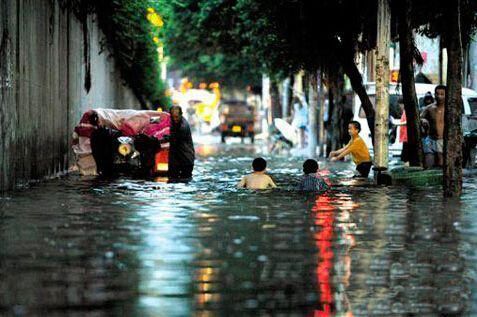  负责|心真大，女子马路上潜水险遭车撞，成年人要对自己的行为负责
