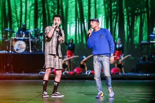  嗓子|明星演出时话筒没声音，吴亦凡，千玺扯着嗓子唱，蔡徐坤太机智！
