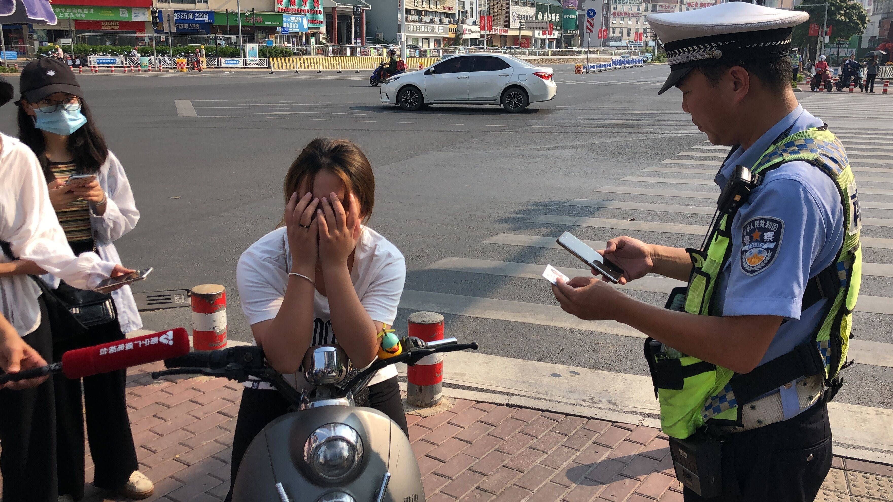 骑乘|首张罚单开出！今起南宁骑乘绿牌电驴不戴头盔将被罚