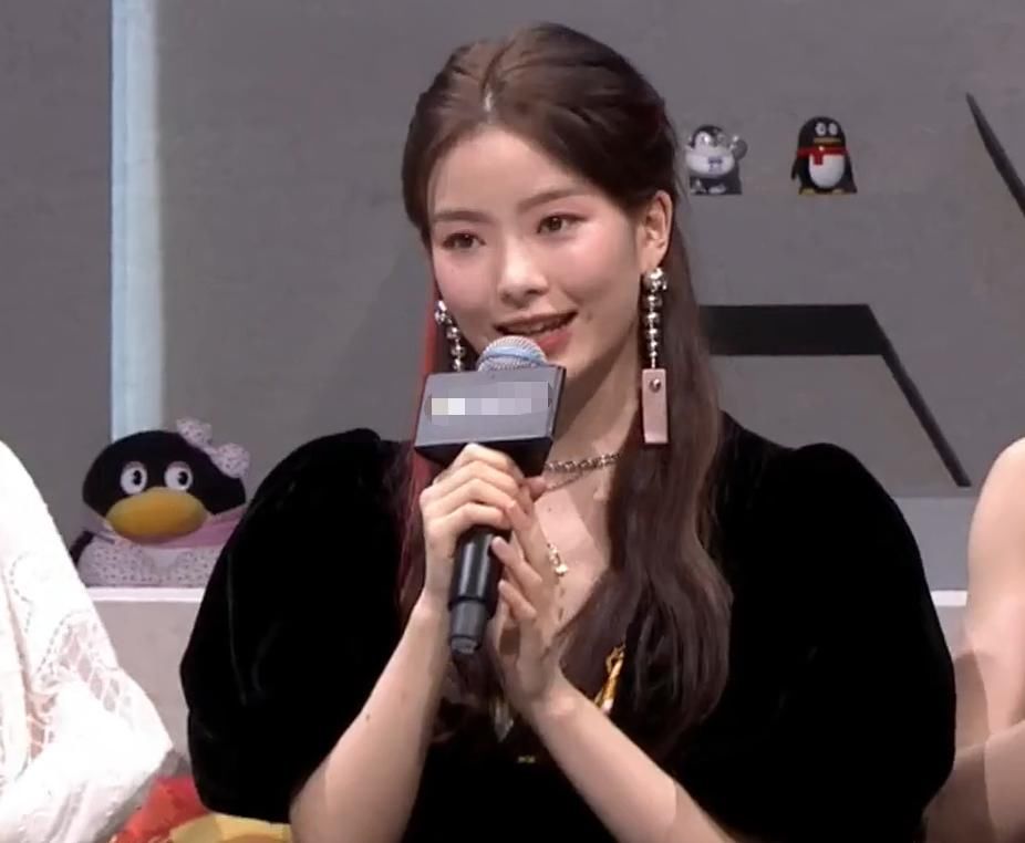  徐艺洋|硬糖少女陈卓璇和徐艺洋录同档电竞综艺，徐艺洋全程憋笑，陈姐厉害了