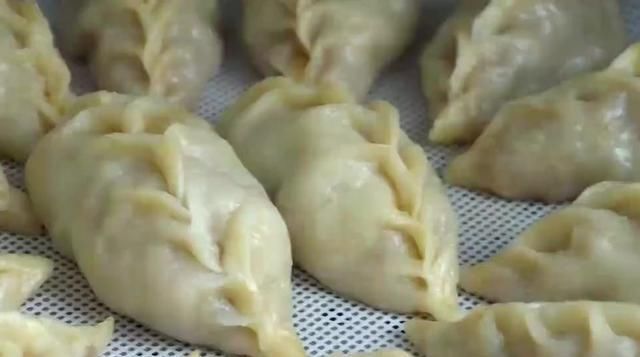  好吃|洋葱别凉拌，学会这种吃法，鲜香味美又多汁，出锅比包子好吃！