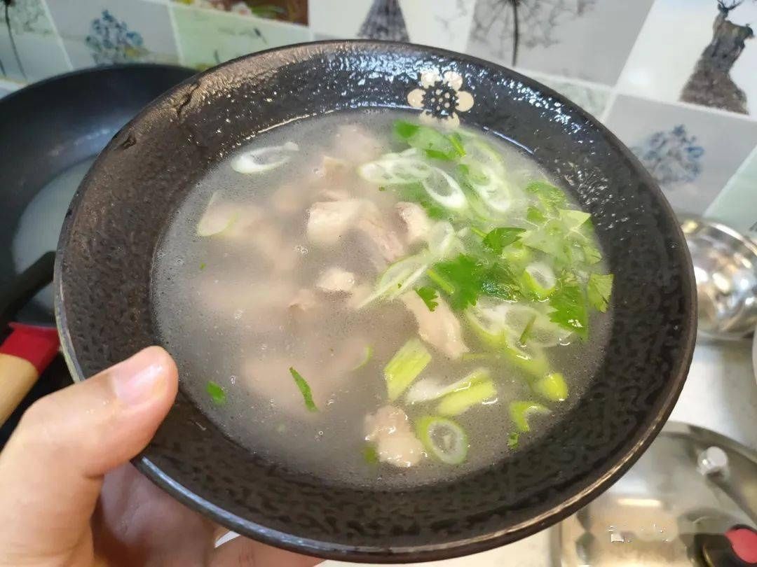 做法|炖羊肉汤，最忌加两味调料，教你正确做法，汤白味鲜无膻味