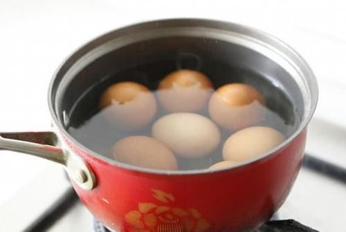 蛋壳|煮鸡蛋,最忌直接用清水煮!多加2种调料,又香又嫩,蛋壳更好剥