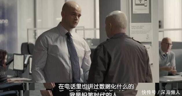  尊重|不会用智能手机出示健康码的老人，正在失去社会的尊重