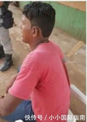  现场|小伙子，你背后挂着一把刀？