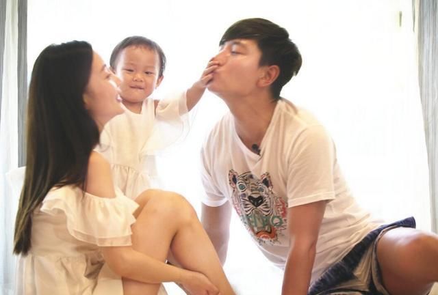 亲密|父女俩在火车上公然秀恩爱,亲密行为令众人反感:严重越界了