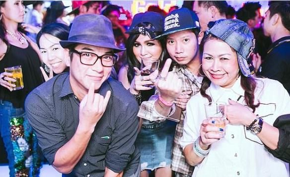  可卡因|红牛继承人肇事逃逸案重审，疑似驾驶时吸食可卡因，引起民众抵制