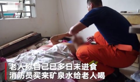  摔倒|独居老人家中摔倒4天靠敲盆获救 家属已近20天未去看望