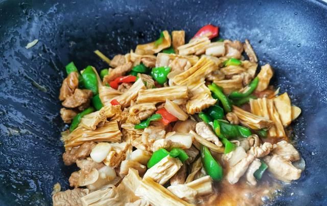  我家|我家最喜欢的腐竹吃法，和五花肉一起烧滑嫩软香，好吃到就差舔盘