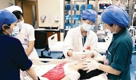  喝水|抢救室内，伤者口渴想喝水，医生一下把水打翻在地