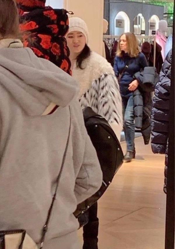 巩俐|巩俐气质也靠包装？不化妆连个普通大妈都不如，54岁老的好真实！