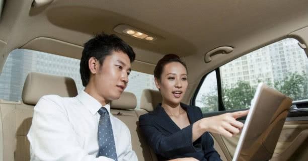 老板或高管|老板会开车，却让司机加班接送？知道原因后，难怪老板花钱请司机