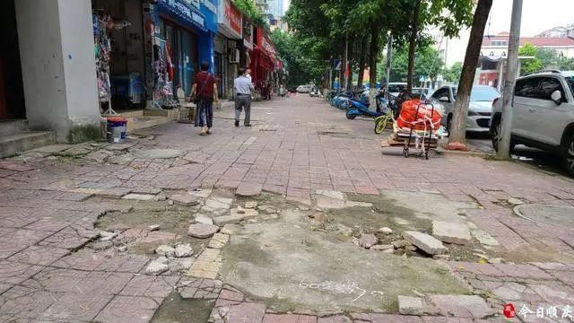  南门|南充南门西街人行道烂得像张“大拼图”两年来一直没得哪个管
