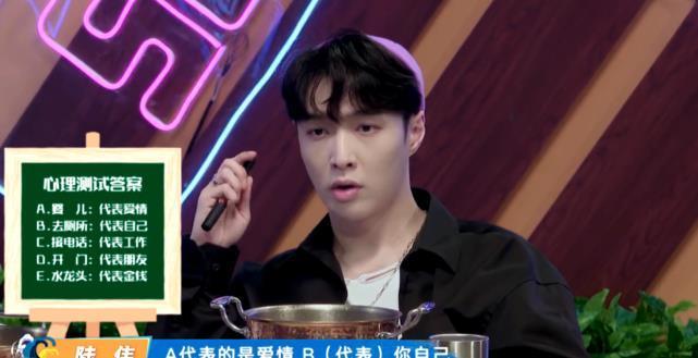 代表|爱情在生命中最重要?张艺兴笑容腼腆,王一博一脸懵