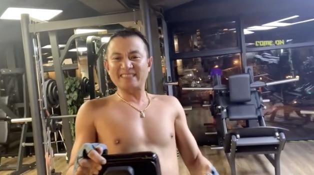 文章和美女|36岁文章有新恋情?深夜约会美女亲自擦眼泪,同回住处被疑似同居