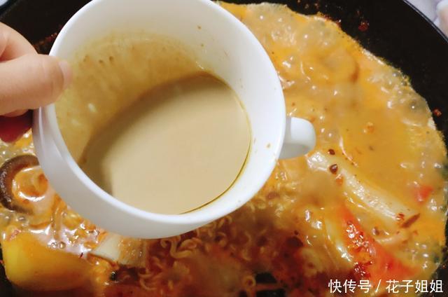 麻辣烫|闺女最馋这麻辣烫,红油浓香,酷辣入味,不用买底料,做法超简单