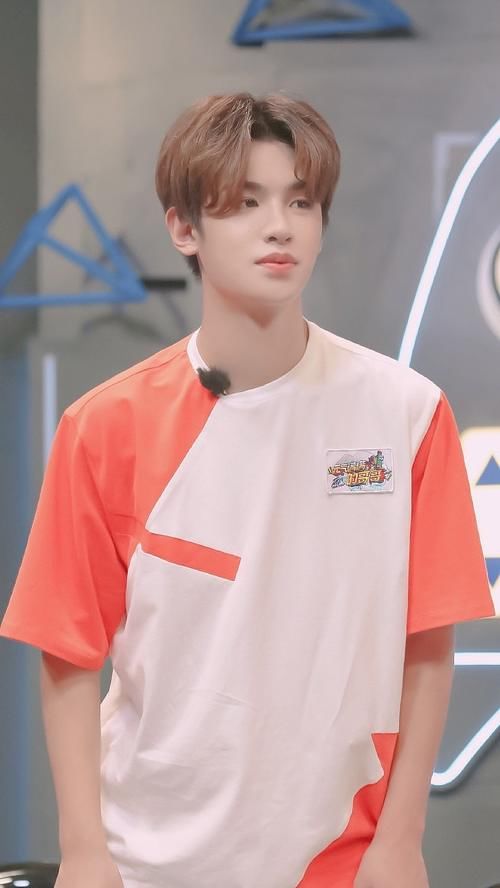  男孩|海浪来时黄明昊一把抱起安崎，那一刻我看到了一个十八岁男孩的担当