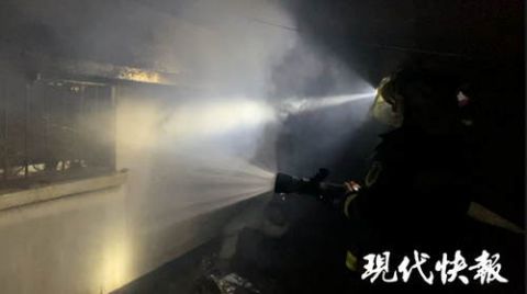 消防员扇扇|消防员救火中暑倒地,一群居民围着他扇扇子