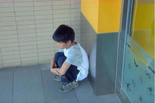  差点|女孩在商场与父母走散，再见时已大变模样，爸妈看到时差点认不出