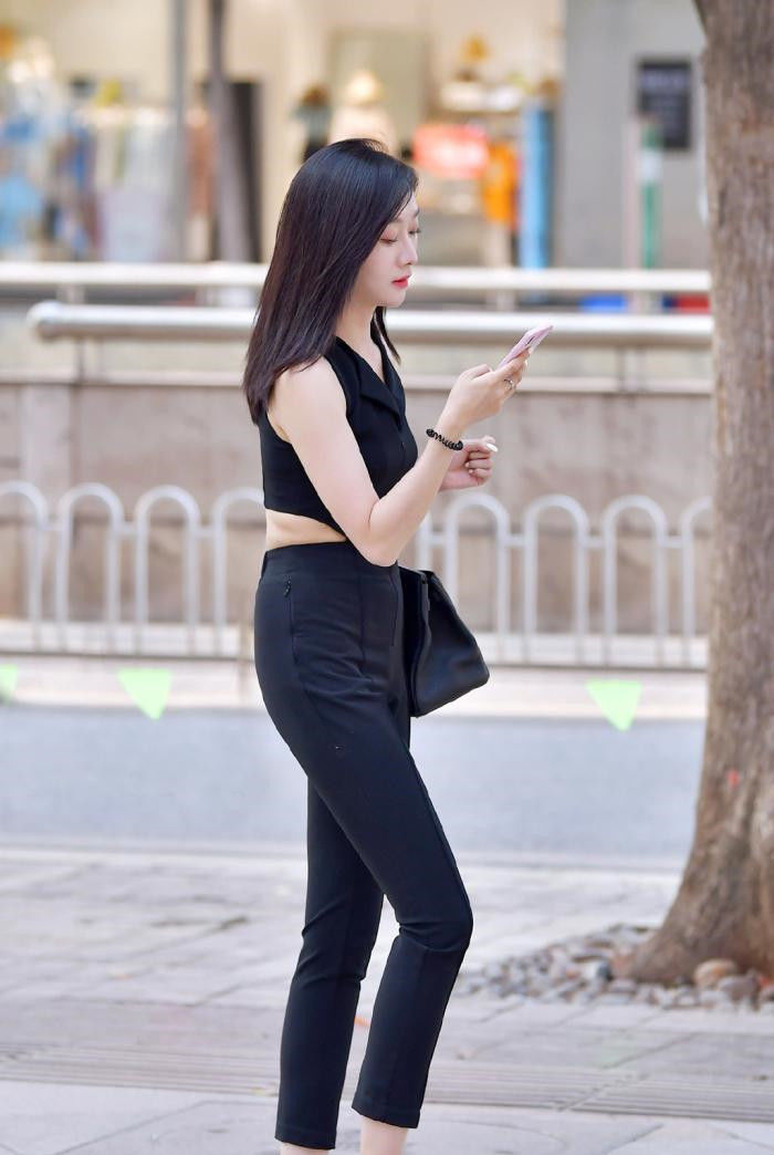  采用|小姐姐的小西装上衣虽然简单，但是却非常的时尚前沿