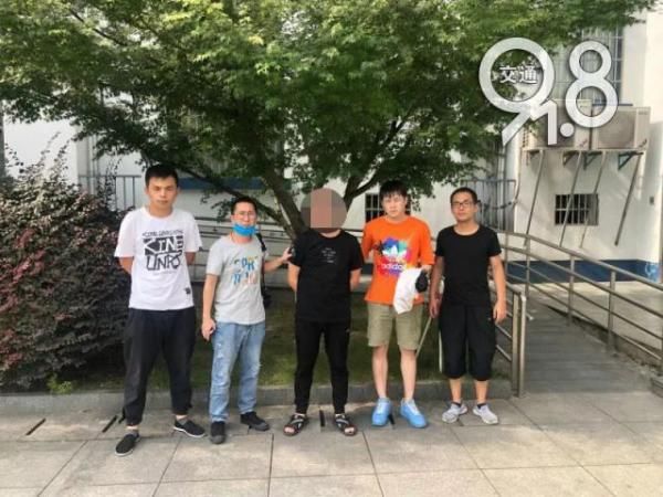  偷偷|男子为了红颜知己，拿把小刀凌晨偷偷干这事！