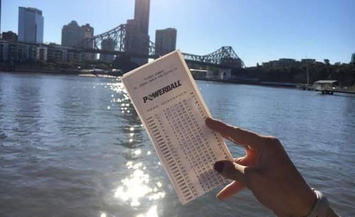 约合人民币|女子因疫情失去工作，买张彩票中了1000万元，如今却拒绝花钱