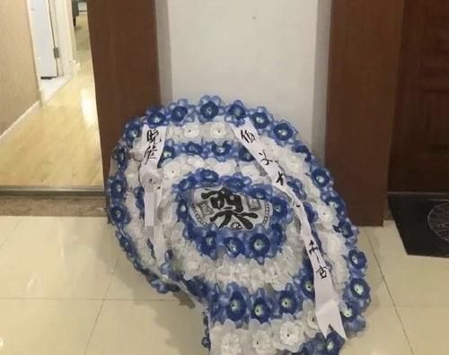  王先生|放弃租房，中介小伙不退定金，女子气不过雇人深夜送上花圈