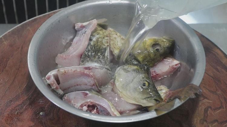 鲜辣|大厨分享线椒焖鲤鱼的经典做法,鲜辣开胃无腥味,好吃又下饭