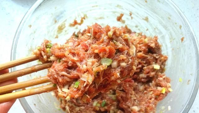 肉馅|莲藕大量上市,趁着价格便宜,弄点肉馅炸藕夹,香酥可口,真好吃