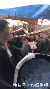 身上|真丝裙美女气场太强了，光线打在身上，绽放成熟美