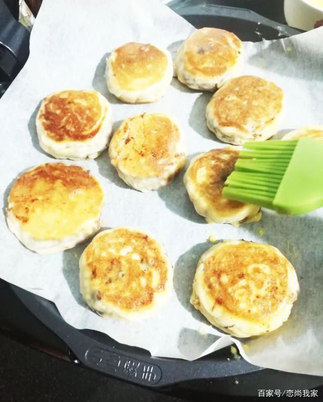 月饼|做月饼不用烤箱，用平底锅电饼铛做个豆沙蛋黄馅月饼，口感真的好