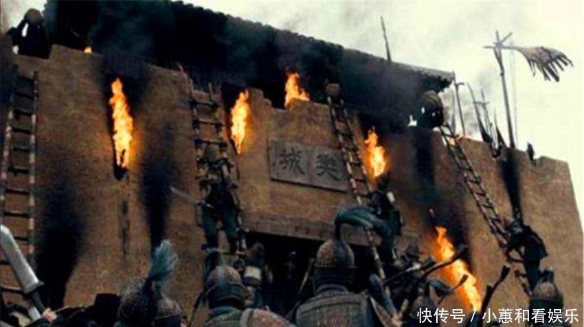 士兵|古代敌人攻城时,守城士兵为何不去推梯子,反而费力往下扔石头?