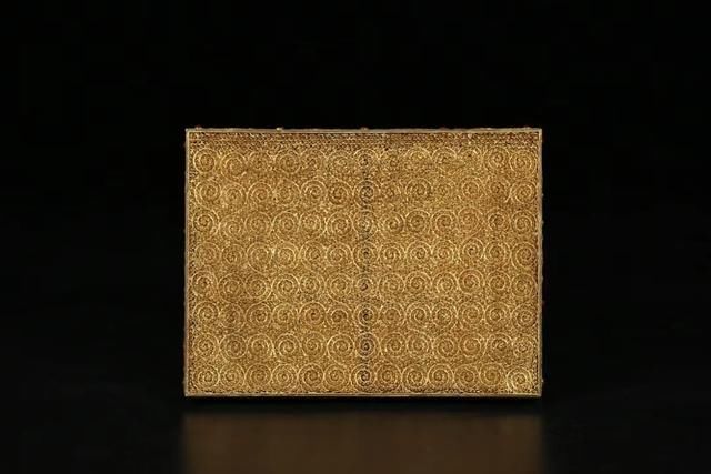  绘制|唐卡用金粉绘制，清代鎏金花丝《佛说善生子经》直接用金银錾刻