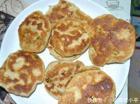 鸡架|手撕鸡架配上酥油饼,咬一口酥脆可口,加一碗红糖绿豆汤更过瘾