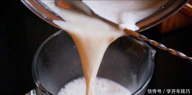 倒入适量|煮豆浆时,放点“它”,营养比牛奶还高,每天一杯,早上精神倍佳