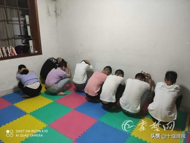  传销|难以相信！12名男女同居一室，民警敲了半小时才开门