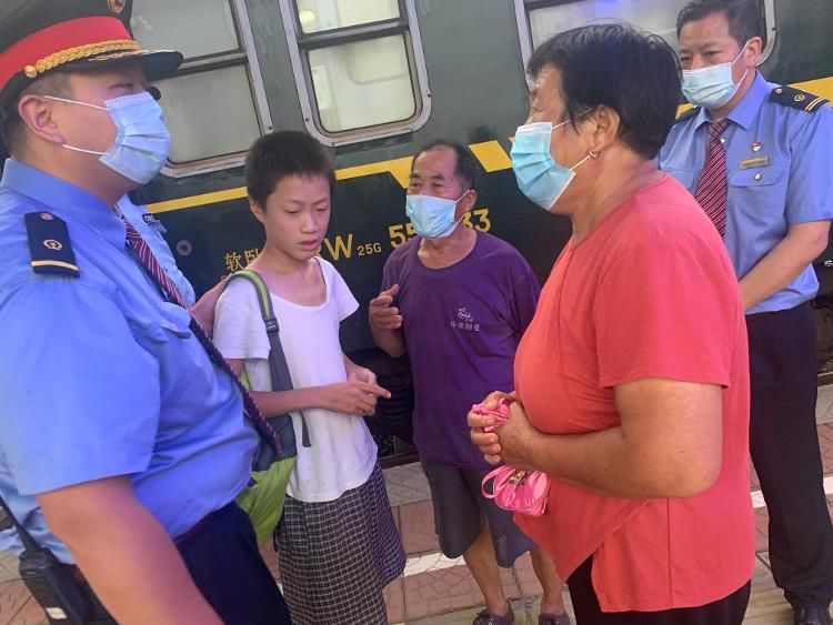  铁路|少年离家出走急坏一家人 青岛铁路人一路护送少年回家