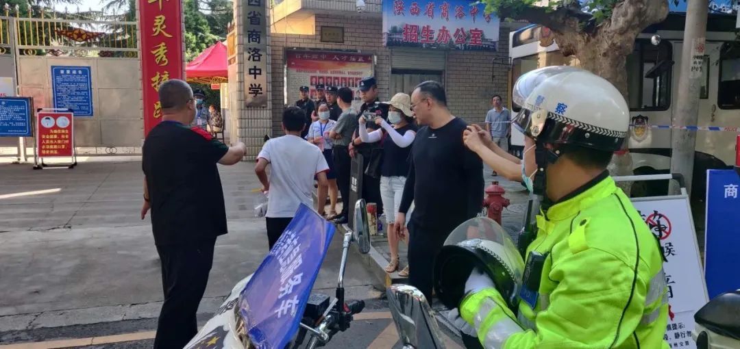  老师|高考第一天，监考老师上热搜！网友：忘带准考证的学生长大了……