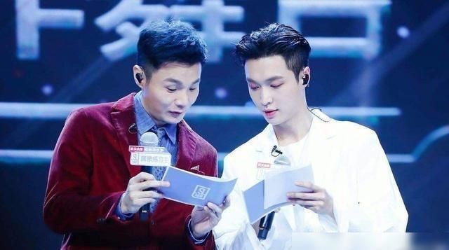  张艺兴|李荣浩现场连线张艺兴，因为你跳得这么帅，我的手机被打掉了