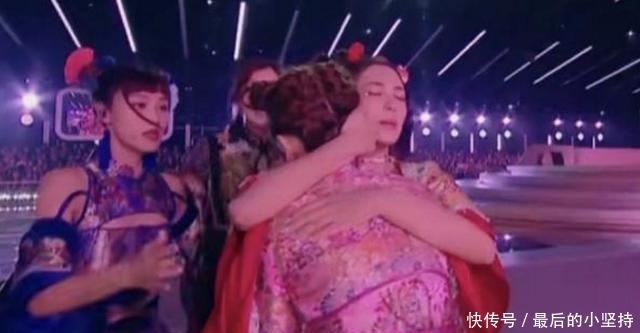  姐姐|《乘风破浪的姐姐》三公金莎失误，扇子掉地上，小组成倒数第一！