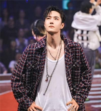  操作|《街舞》王一博再现水舞台！新造型隐约透肉，直男操作震懵大婷