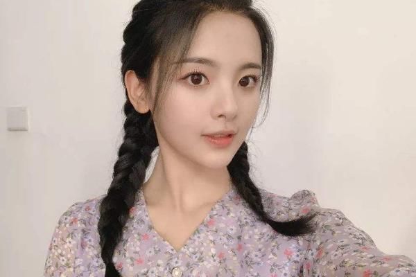  形象|杨超越活动现场生图，高调Cos哪吒形象，网友：黑眼圈有内味了！