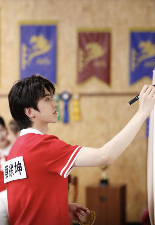  蔡徐坤|蔡徐坤热度飙升，《奔跑吧》表现出色，新歌《情人》大火热度不减