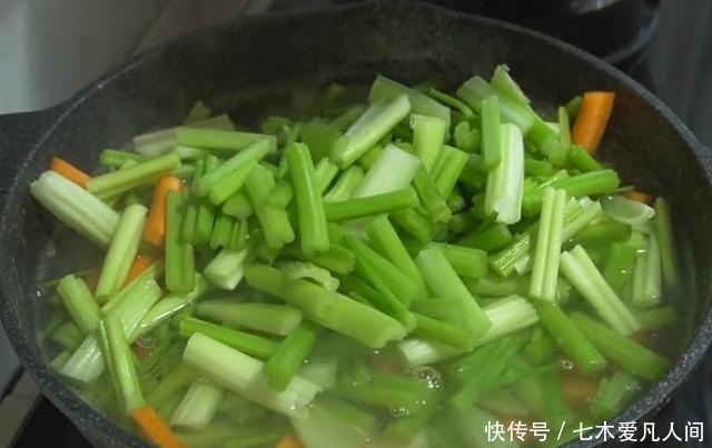 天天|夏天家人最爱这盘芹菜,天天吃也不腻,酸脆开胃,一次至少做5斤