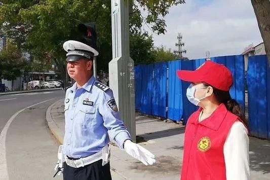 联合|减量控大 | 大庆交警联合志愿者开展文明交通劝导行动