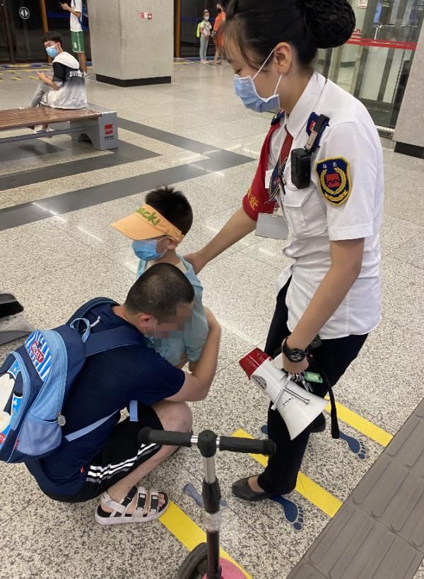  走失|贪玩幼童地铁站内走失吓坏爸爸......